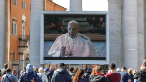 El papa resa l'Àngelus des de l'interior del Vaticà pel coronavirus