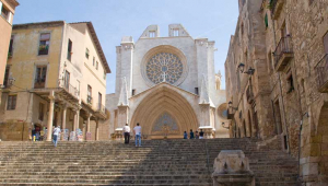 Els avis ensenyen la catedral de Tarragona als nets