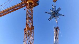 L'estel de 12 puntes ja corona la torre de la Mare de Déu de la Sagrada Família