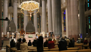 Unes 500 persones celebren la vetlla de Pasqua a la Sagrada Família marcada per les mesures de la covid-19