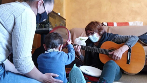 L’Hospital Sant Joan de Déu porta la musicoteràpia a casa dels infants que requereixen atenció pal·liativa