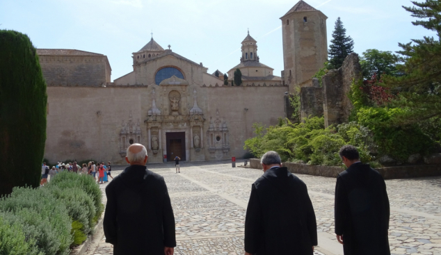 Els monestirs, esglésies particulars?