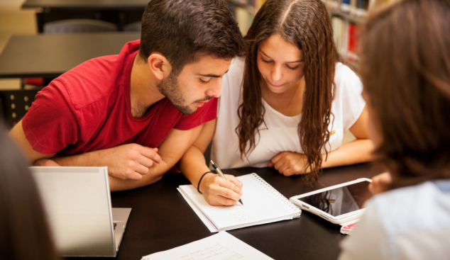 5 estudiants catalans obtenen les primeres beques de grau de la Fundació ”la Caixa” 