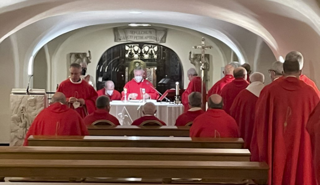 Els bisbes catalans celebren missa davant la tomba de Sant Pere