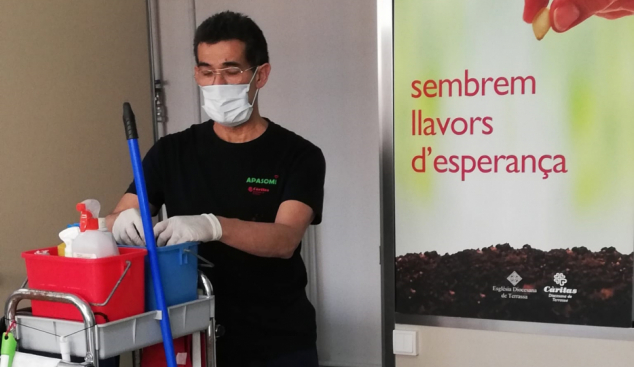 La botiga de Càritas Sabadell contracta els serveis de neteja de l'empresa d'inserció Apasomi