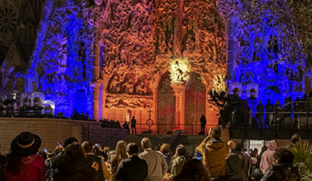 La façana del Naixement de la Sagrada Família, il·luminada per Nadal