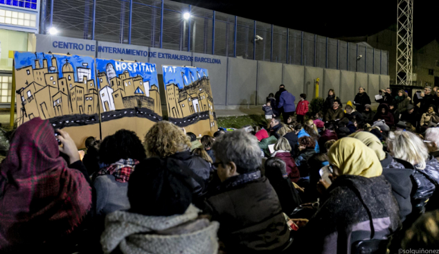 "Prou hostilitat!": més de 250 persones a la vetlla davant el CIE de Barcelona