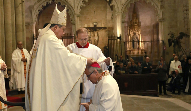 El nunci imposa el pal·li a Planellas subratllant la unitat amb el Papa