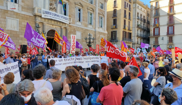 L’escola concertada visibilitza el malestar a la plaça Sant Jaume