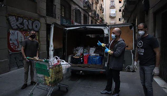 Mil famílies col·laboren en la recollida d'aliments per al Raval