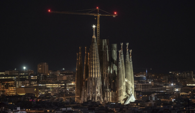 L'estel de la Sagrada Família torna a il·luminar Barcelona