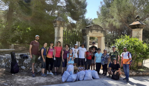 El secretariat d'ecologia de Tarragona recull deixalles pel dia del medi ambient